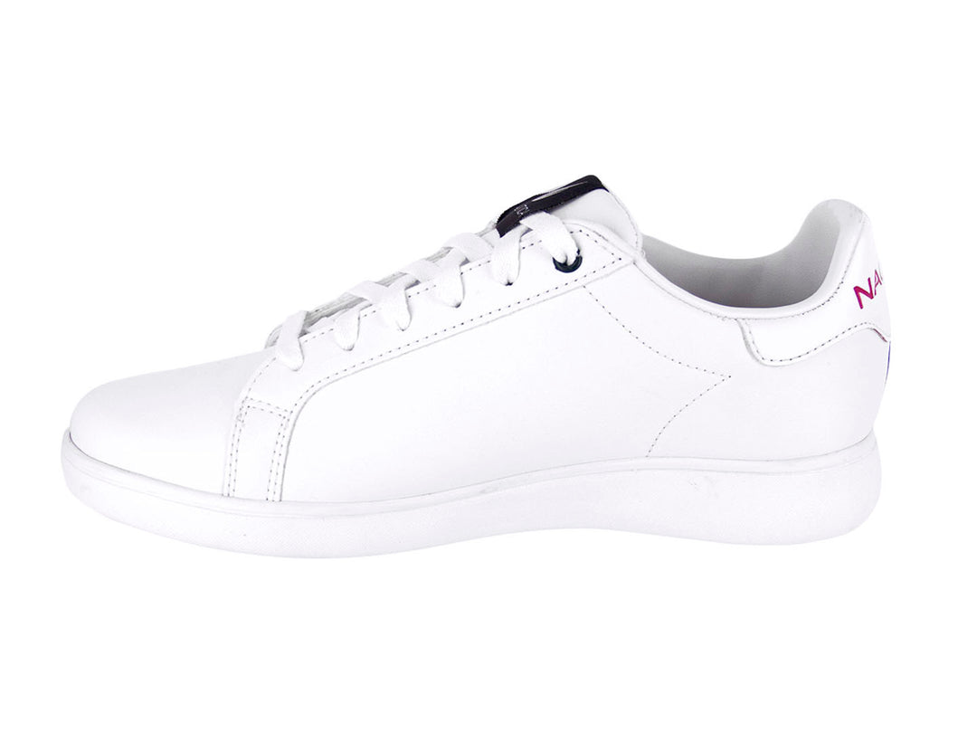 Tenis blancos Nautica de estilo casual con agujetas y suela blanca.