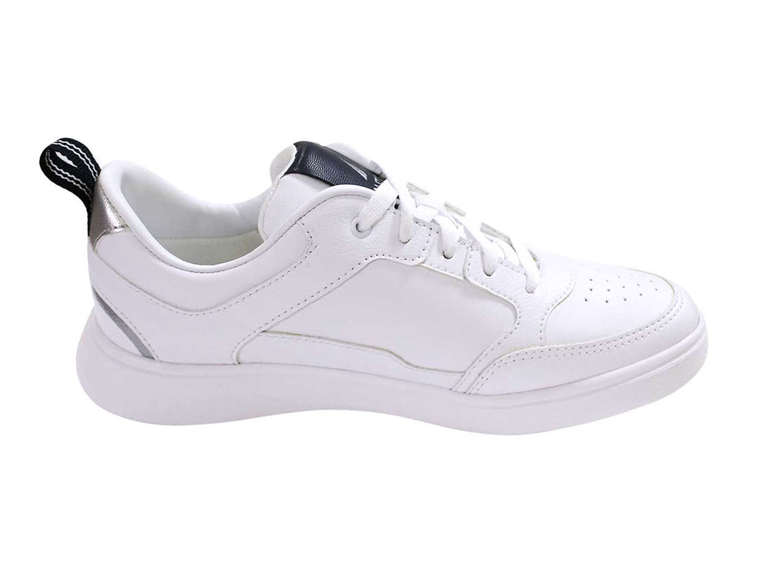 Tenis blancos Nautica Cenic de corte bajo con detalles en plata y negro.