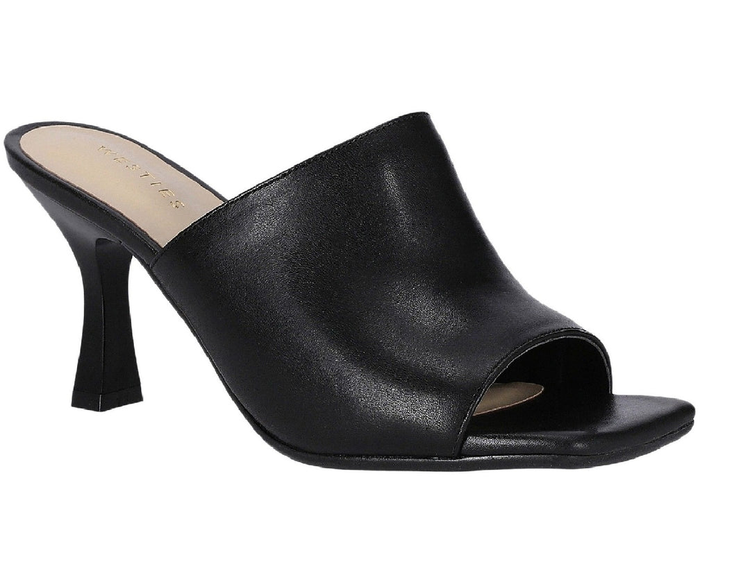 Sandalia negra de tacón alto estilo mule con punta abierta y acabado liso.