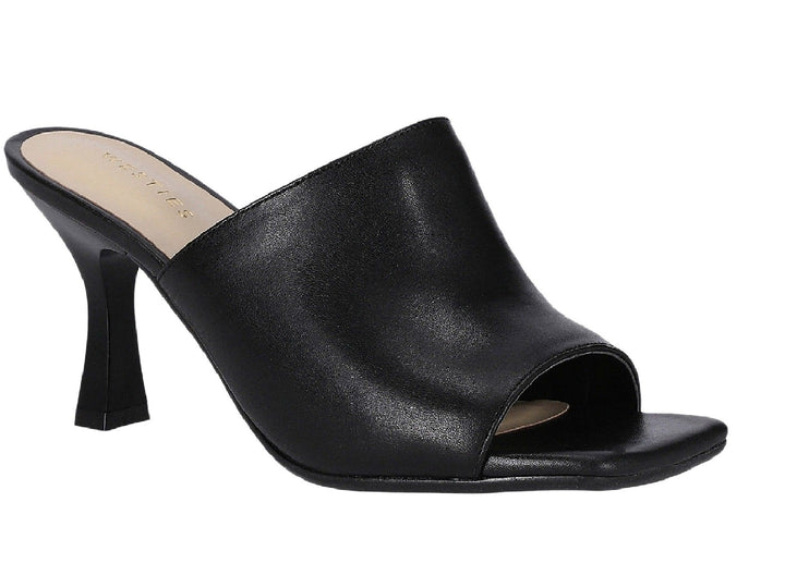 Sandalia negra de tacón alto estilo mule con punta abierta y acabado liso.