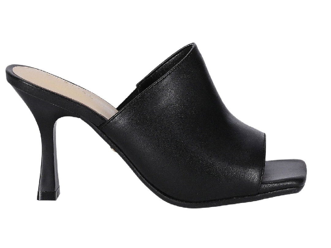 Sandalia negra de tacón alto estilo mule con punta abierta y acabado liso.