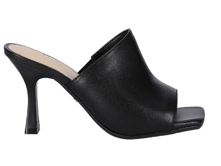 Sandalia negra de tacón alto estilo mule con punta abierta y acabado liso.