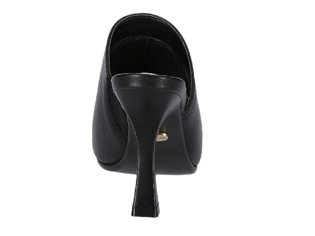 Sandalia negra de tacón alto estilo mule con punta abierta y acabado liso.