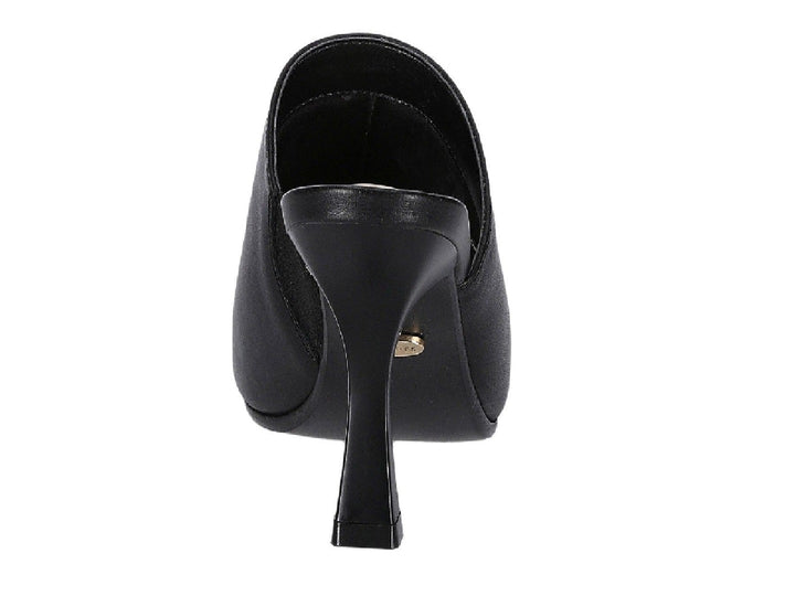 Sandalia negra de tacón alto estilo mule con punta abierta y acabado liso.