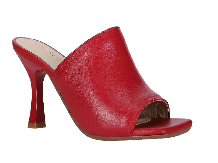 Sandalia roja de tacón alto para mujer con diseño de punta abierta y estilo mule.