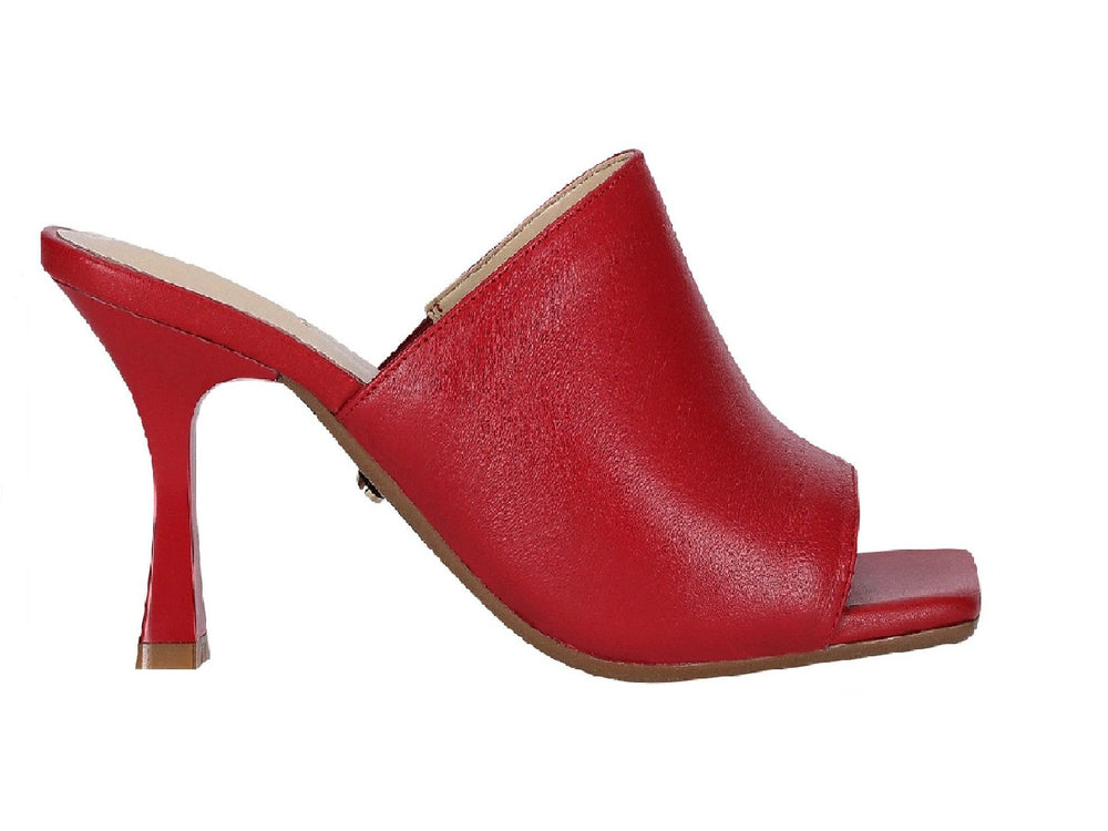Sandalia roja de tacón alto para mujer con diseño de punta abierta y estilo mule.