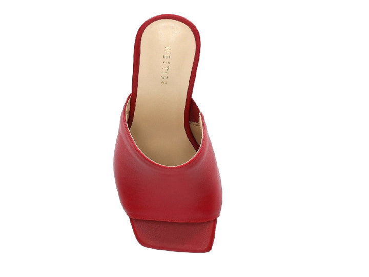 Sandalia roja de tacón alto para mujer con diseño de punta abierta y estilo mule.