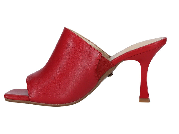Sandalia roja de tacón alto para mujer con diseño de punta abierta y estilo mule.