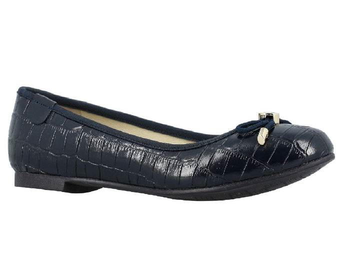Zapato plano color negro con textura de cocodrilo y detalle decorativo dorado en la punta.