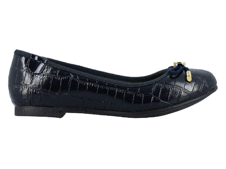 Zapato plano color negro con textura de cocodrilo y detalle decorativo dorado en la punta.