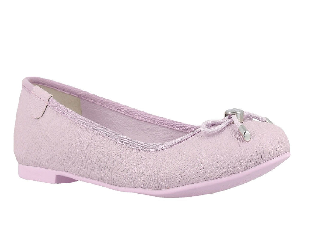 Zapato plano tipo ballerina color lila con moño y detalle metálico.