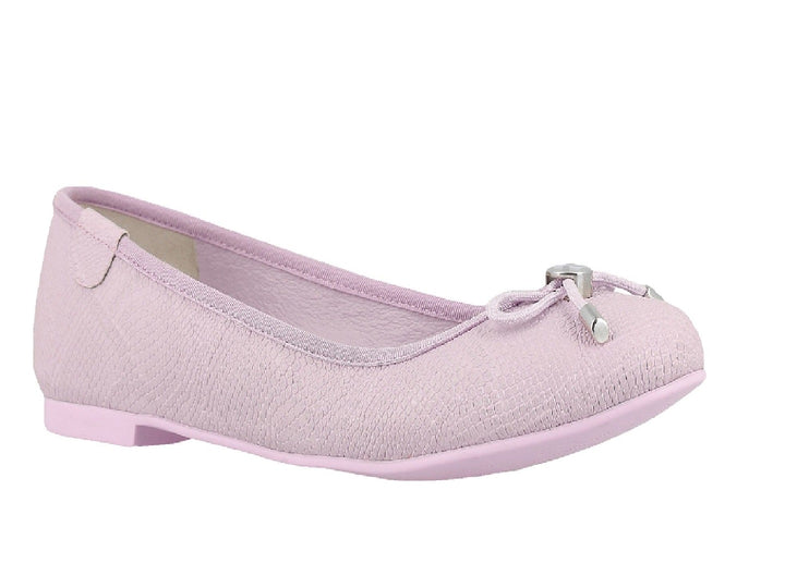 Zapato plano tipo ballerina color lila con moño y detalle metálico.