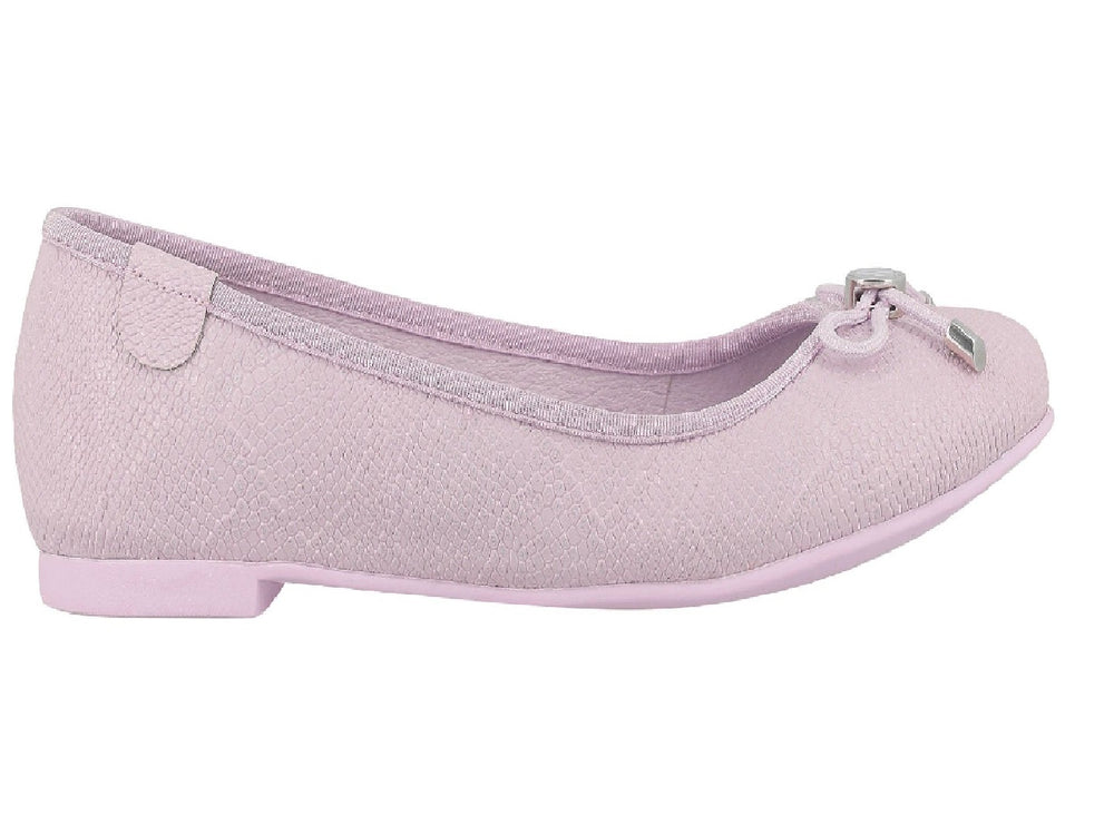 Zapato plano tipo ballerina color lila con moño y detalle metálico.