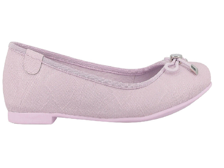Zapato plano tipo ballerina color lila con moño y detalle metálico.