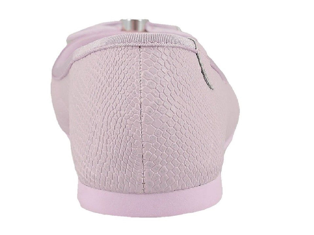 Zapato plano tipo ballerina color lila con moño y detalle metálico.