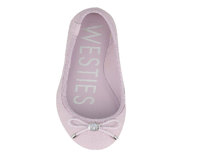 Zapato plano tipo ballerina color lila con moño y detalle metálico.