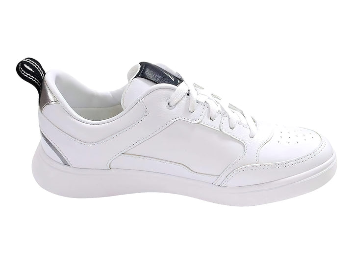 Tenis deportivos Nautica color blanco con detalles en azul marino y plata, vista lateral.