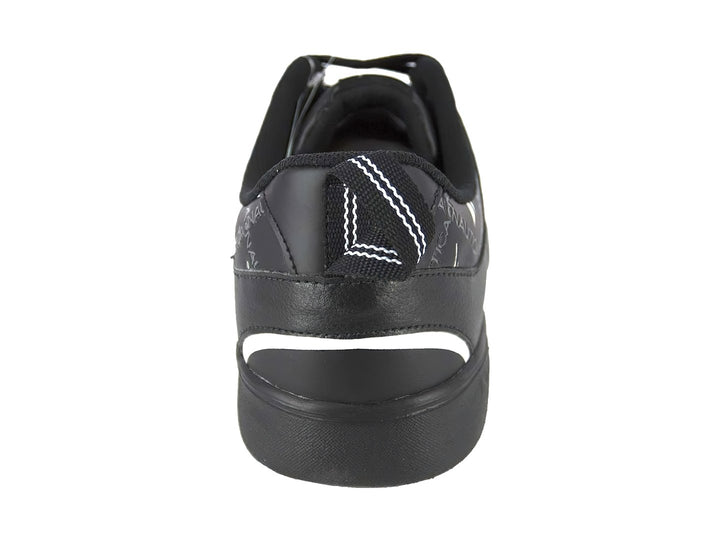 Tenis deportivos color negro de la marca Nautica con detalles en blanco y amarillo.