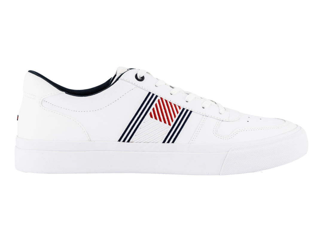 Tenis blancos de cuero Tommy Hilfiger con detalles laterales en azul y rojo y suela blanca.