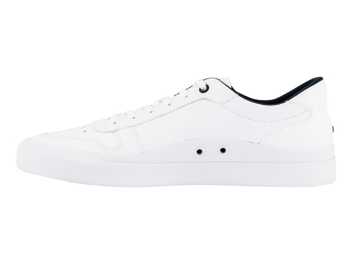 Tenis blancos de cuero Tommy Hilfiger con detalles laterales en azul y rojo y suela blanca.