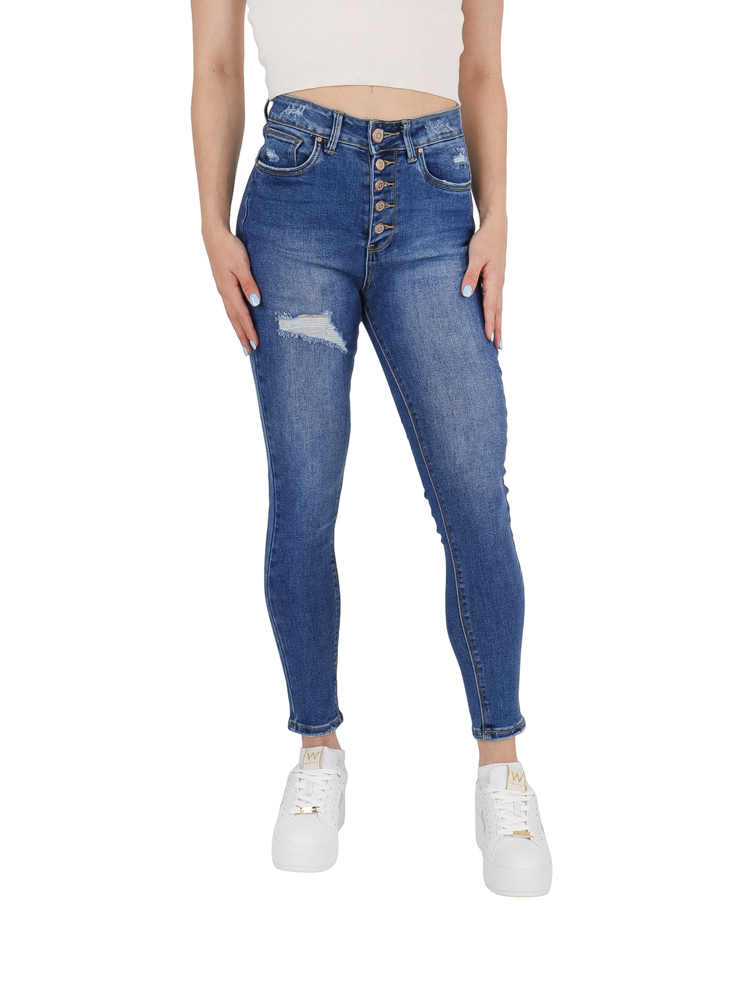 Pantalón de mezclilla azul ajustado para mujer con cierre de botones y detalle desgastado en la pierna.
