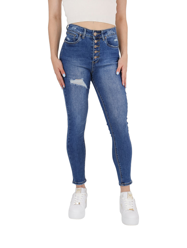 Pantalón de mezclilla azul ajustado para mujer con cierre de botones y detalle desgastado en la pierna.
