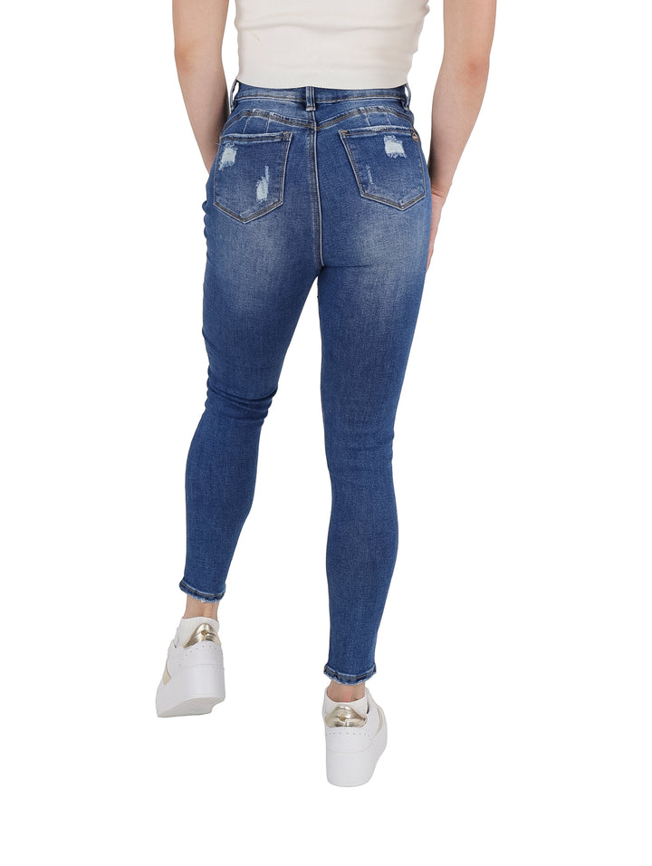 Pantalón de mezclilla azul ajustado para mujer con cierre de botones y detalle desgastado en la pierna.