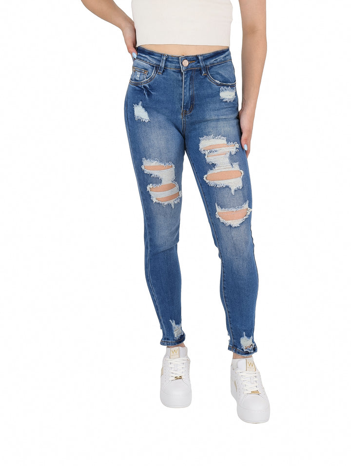 Pantalón de mezclilla azul para mujer con efecto stone wash y detalles rotos en las piernas.