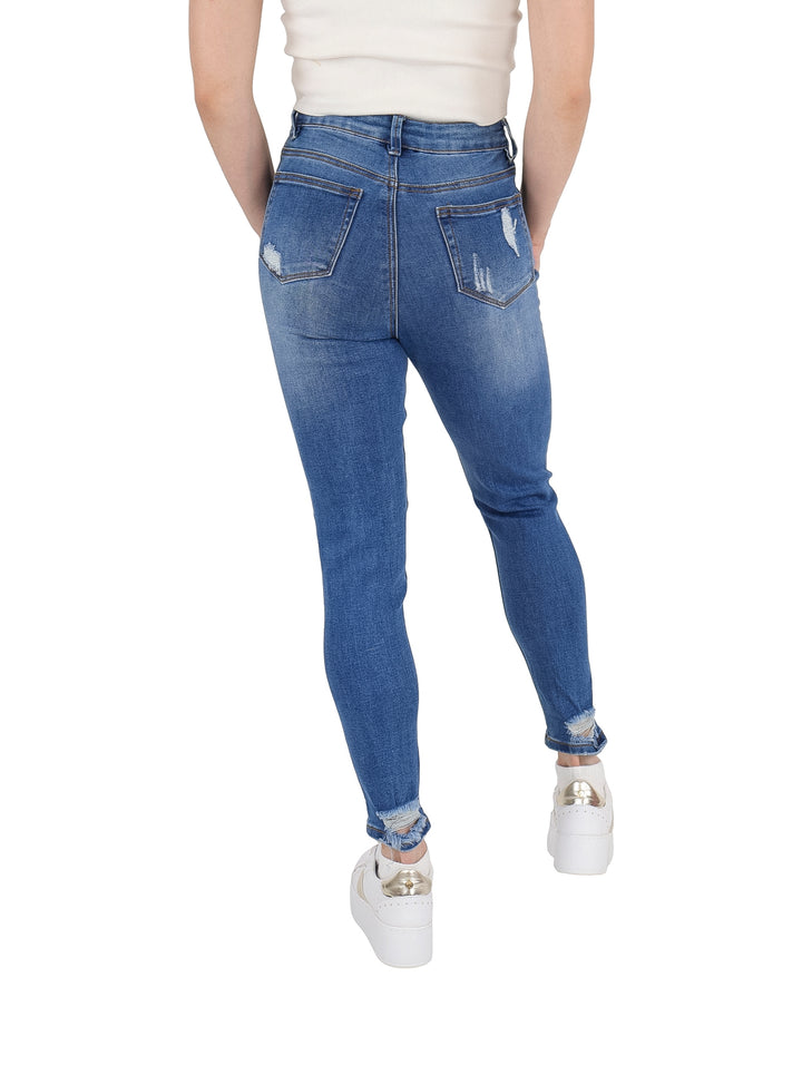 Pantalón de mezclilla azul para mujer con efecto stone wash y detalles rotos en las piernas.