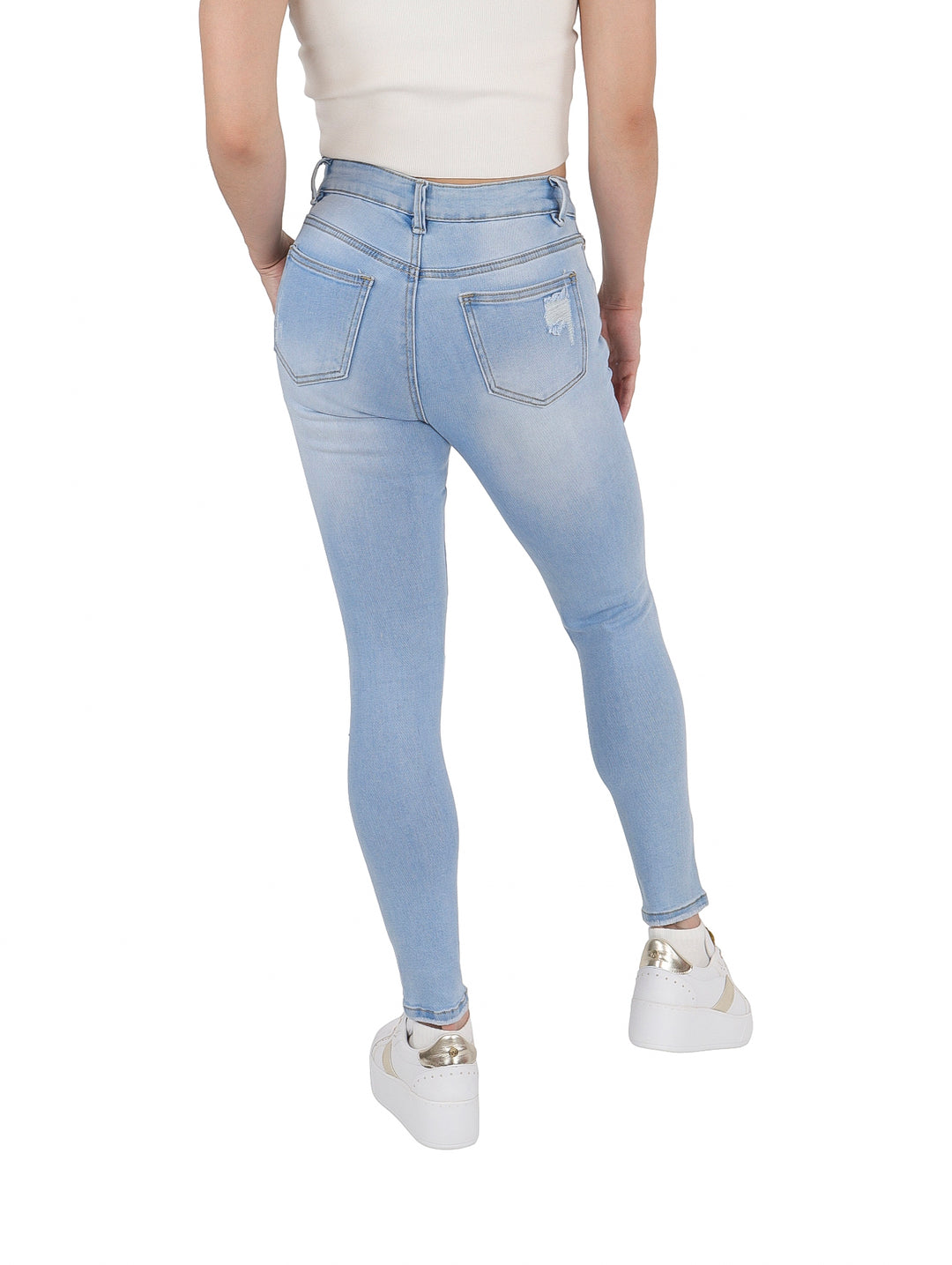 Pantalón de mezclilla azul claro ajustado con roturas decorativas en las rodillas y muslos para mujer.