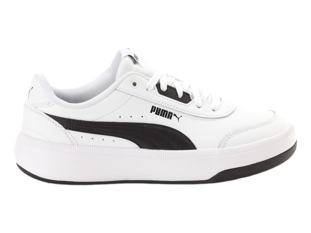Tenis PUMA blancos con franja negra lateral y suela de plataforma blanca y negra.