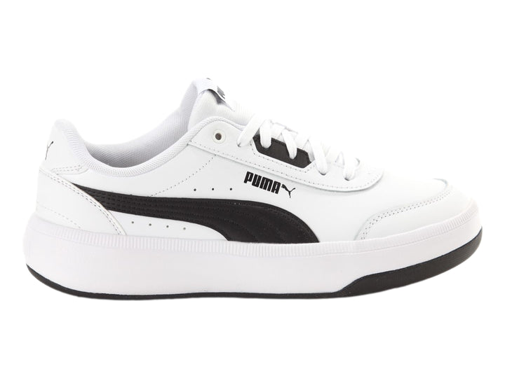 Tenis PUMA blancos con franja negra lateral y suela de plataforma blanca y negra.