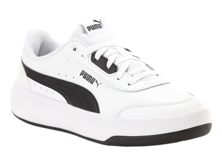 Tenis PUMA blancos con franja negra lateral y suela de plataforma blanca y negra.