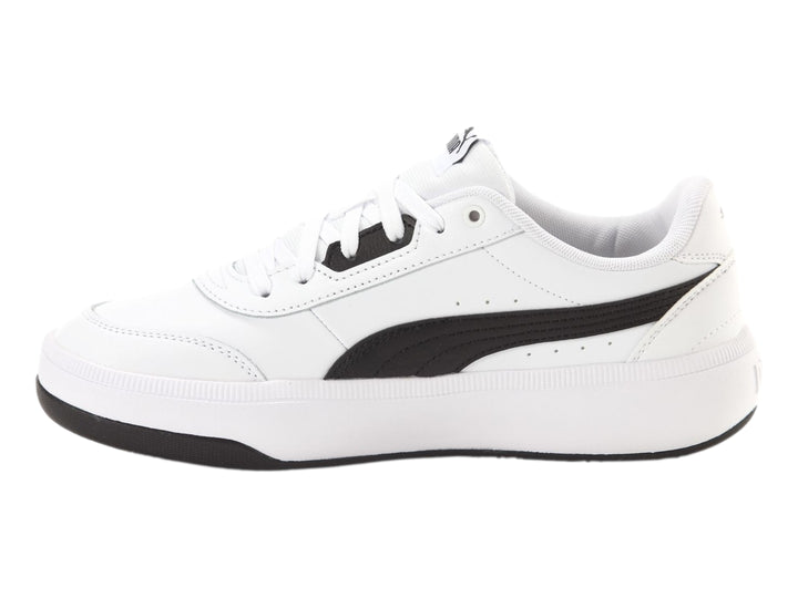 Tenis PUMA blancos con franja negra lateral y suela de plataforma blanca y negra.