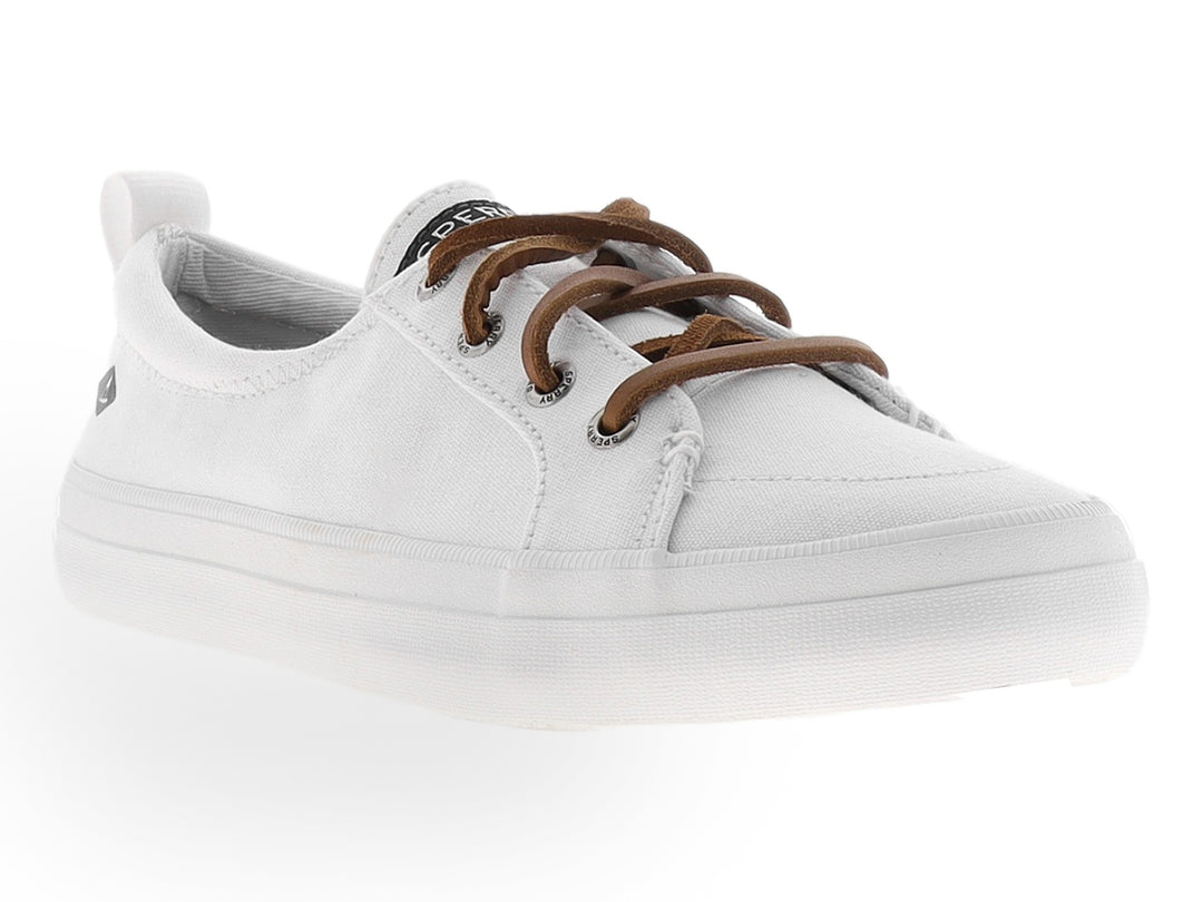 Zapato Sperry de lona color blanco con cordones en tono café y suela blanca.