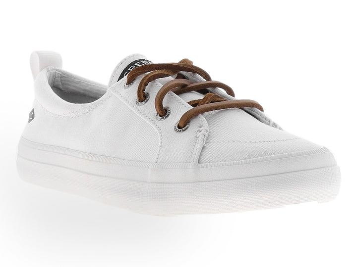 Zapato Sperry de lona color blanco con cordones en tono café y suela blanca.