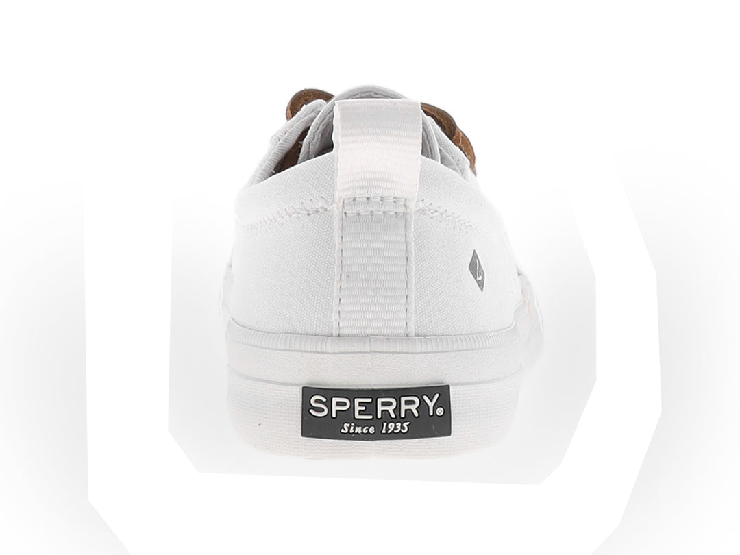 Zapato Sperry de lona color blanco con cordones en tono café y suela blanca.