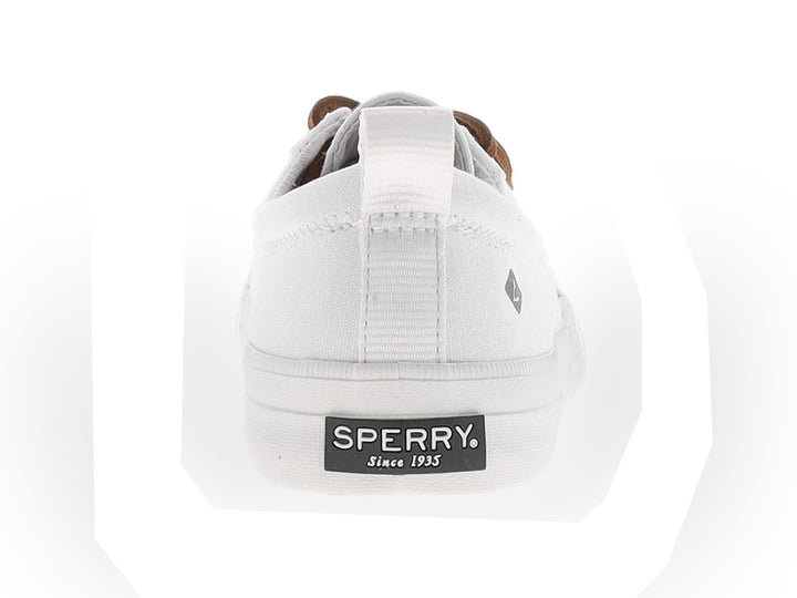 Zapato Sperry de lona color blanco con cordones en tono café y suela blanca.