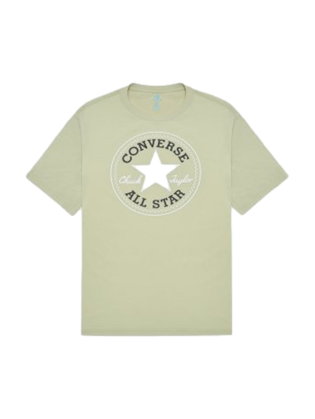 Hombre vistiendo playera Converse color verde oliva con logotipo blanco en el pecho.