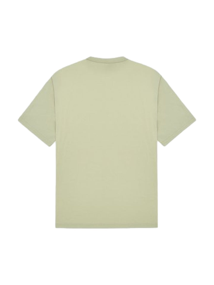Hombre vistiendo playera Converse color verde oliva con logotipo blanco en el pecho.