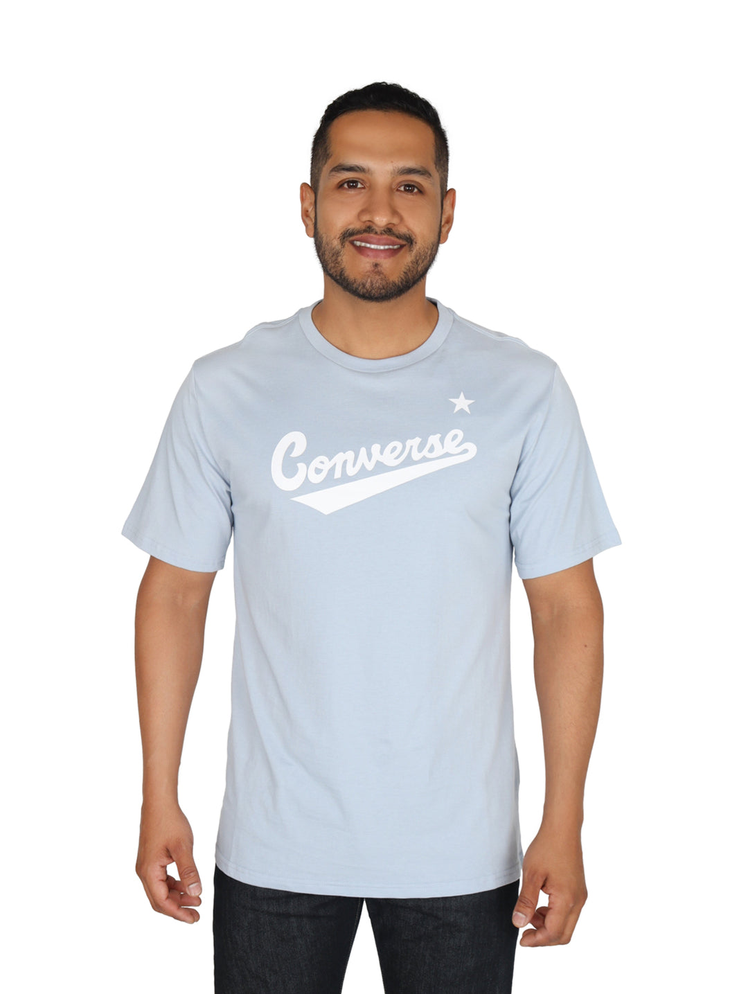 Hombre usando una playera Converse de color azul claro con logotipo blanco en el pecho.