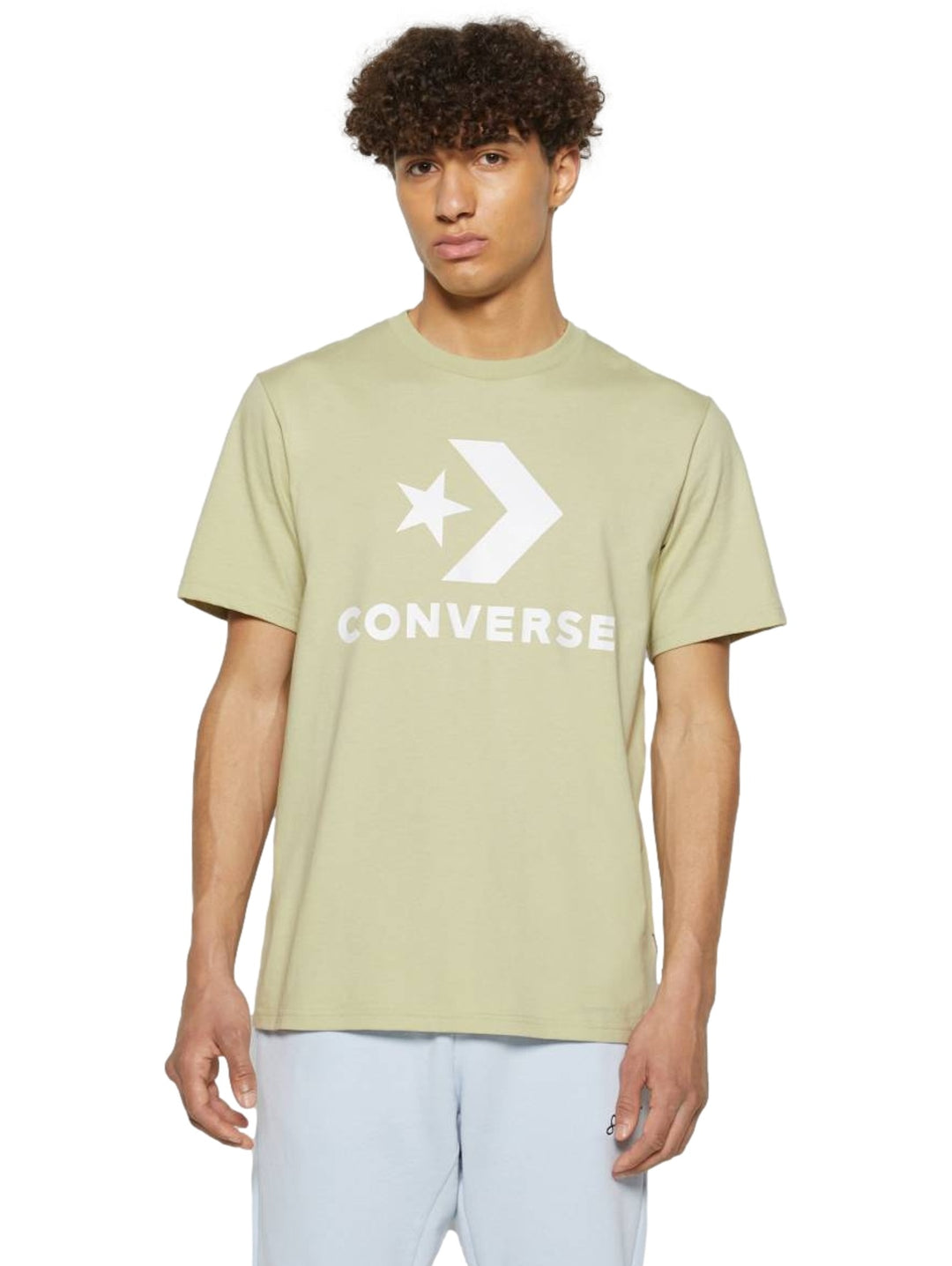 Playera Converse color Olive Aura con logotipo blanco en el pecho, cuello redondo y manga corta.