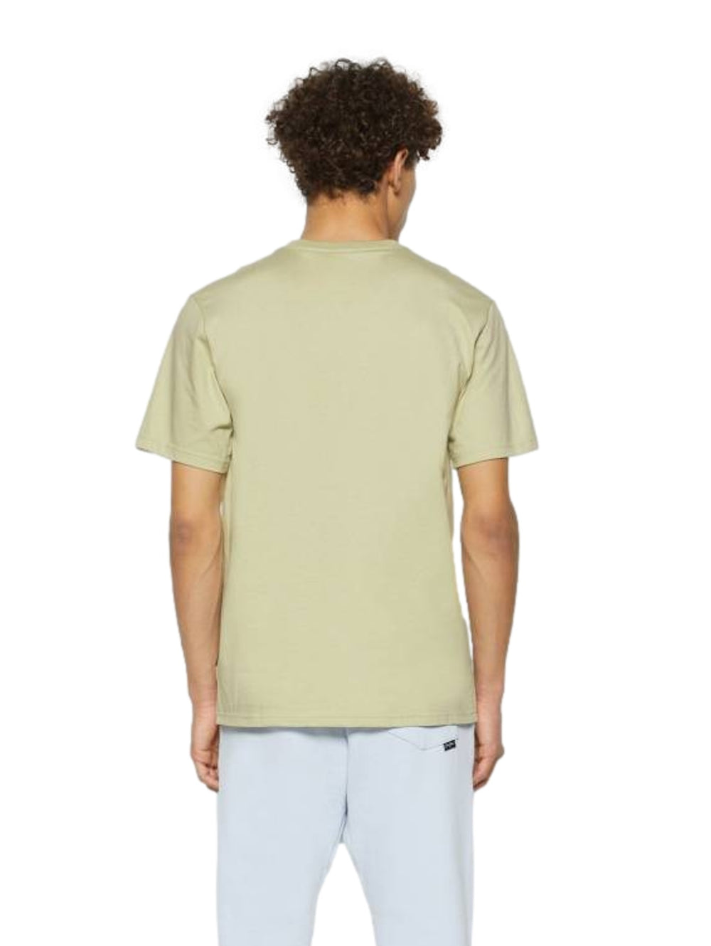 Playera Converse color Olive Aura con logotipo blanco en el pecho, cuello redondo y manga corta.