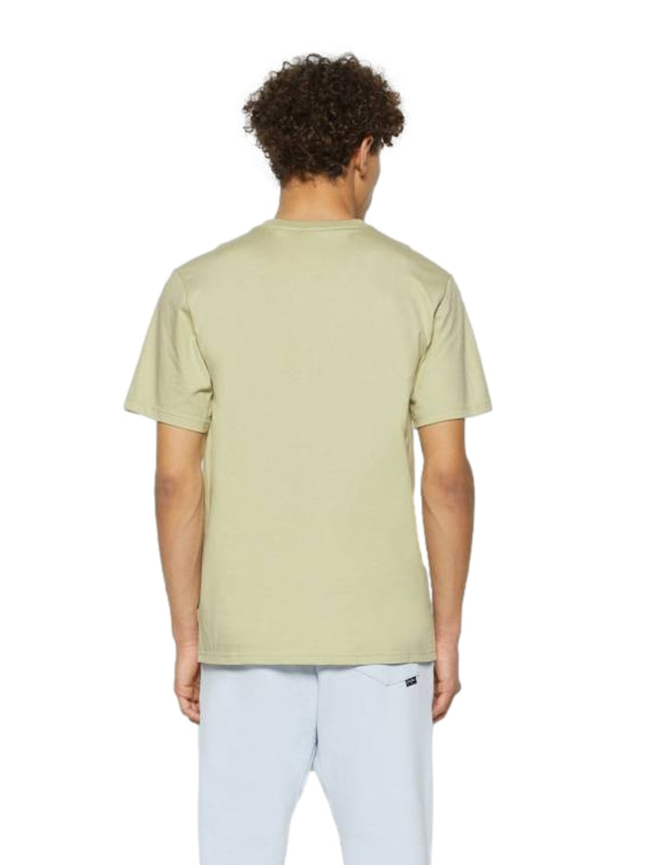 Playera Converse color Olive Aura con logotipo blanco en el pecho, cuello redondo y manga corta.