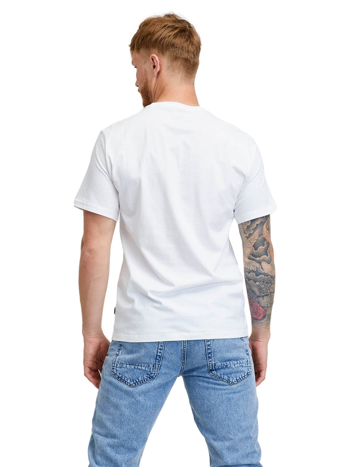 Hombre vistiendo playera Converse blanca de manga corta con un estampado gráfico colorido en el pecho.