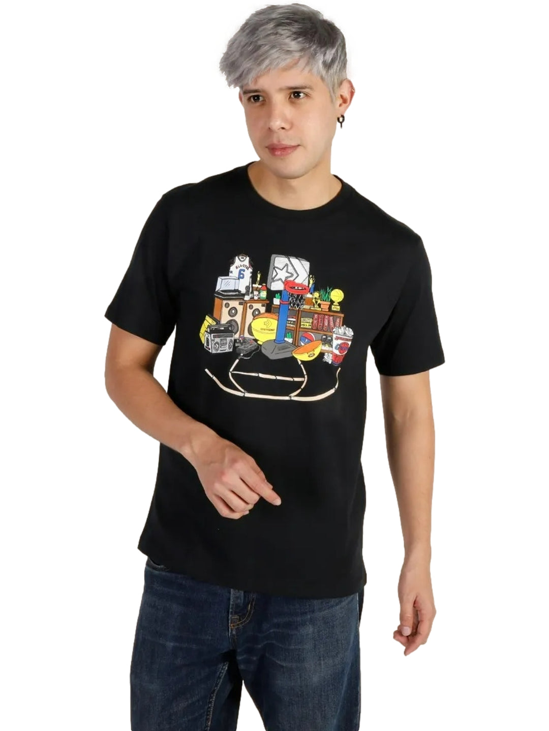 Hombre vistiendo playera negra de manga corta con estampado gráfico colorido en el pecho.