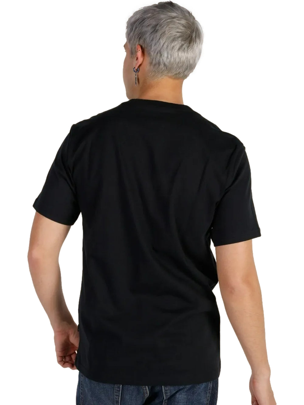 Hombre vistiendo playera negra de manga corta con estampado gráfico colorido en el pecho.