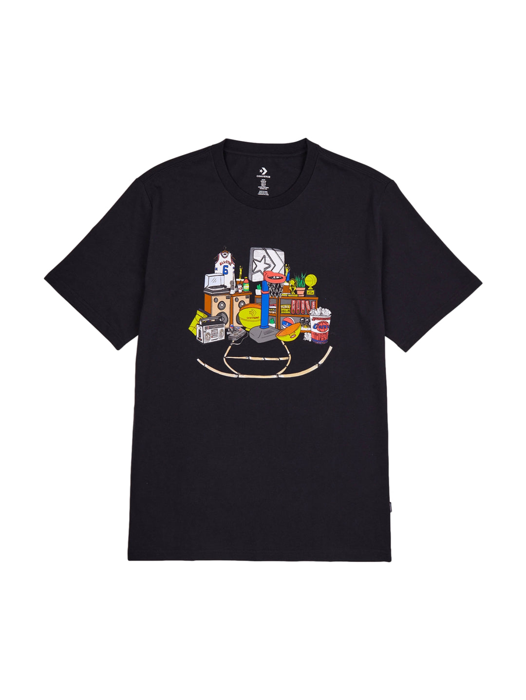 Hombre vistiendo playera negra de manga corta con estampado gráfico colorido en el pecho.