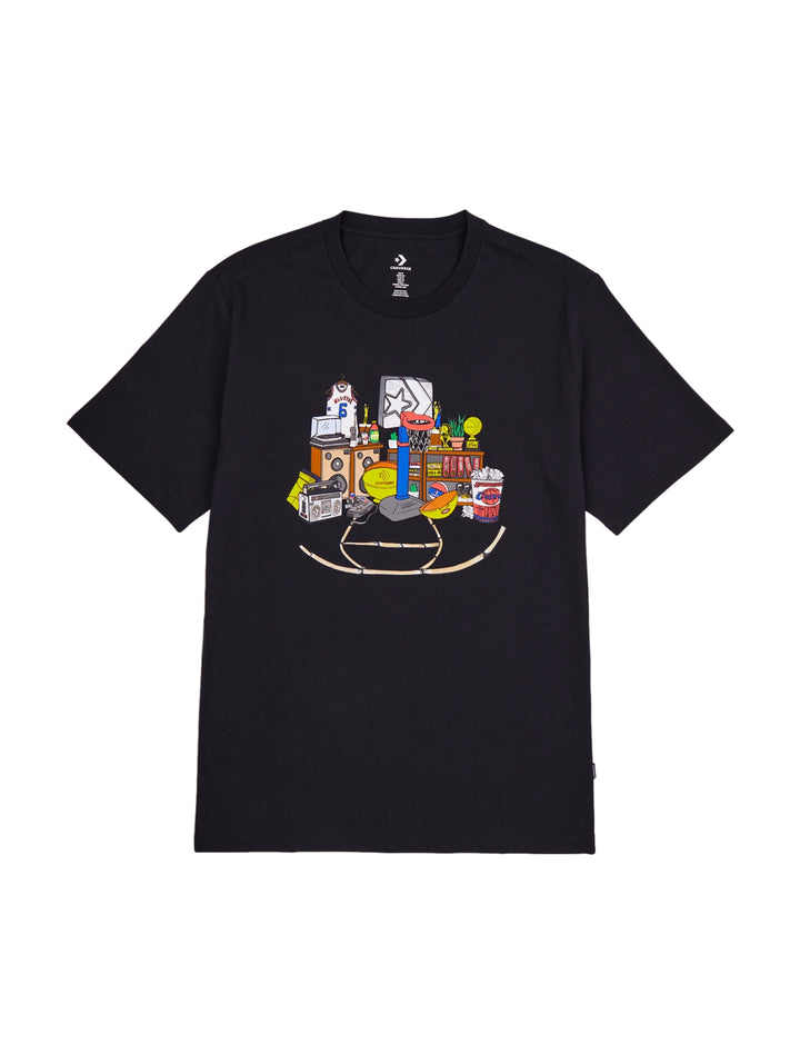 Hombre vistiendo playera negra de manga corta con estampado gráfico colorido en el pecho.