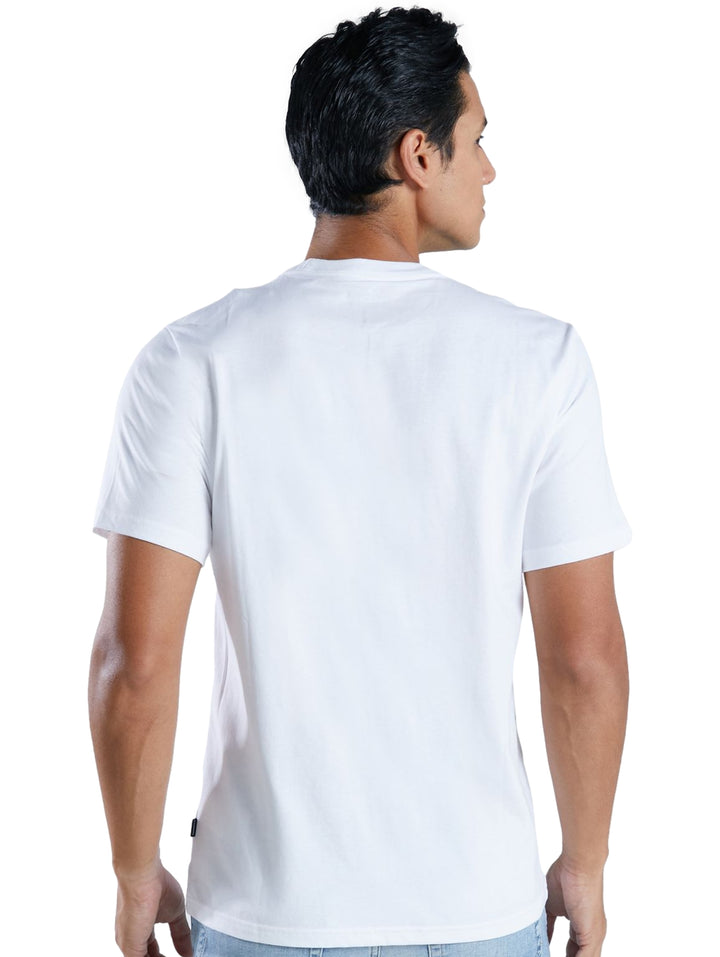 Hombre vistiendo playera blanca de manga corta marca Converse con estampado gráfico circular en el pecho.